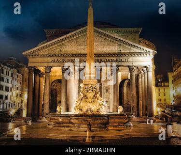 La scène autour du Panthéon à Rome, Italie est calme dans les premières heures du matin avant que les touristes commencent à se déplacer. Banque D'Images