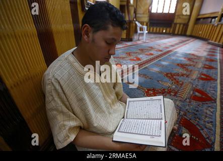 (140704) -- TRIPOLI, 4 juillet 2014(Xinhua) -- Un libyen lit le Coran dans une mosquée pendant le mois sacré du Ramadan à Tripoli, Libye, le 4 juillet 2014. (Xinhua/Hamza Turkia) LIBYE-TRIPOLI-RAMADAN-PRIÈRE PUBLICATIONxNOTxINxCHN Tripoli juillet 4 2014 XINHUA un libyen lit le Coran dans une mosquée pendant le mois sacré du Ramadan musulman à Tripoli Libye LE 4 2014 juillet XINHUA Hamza Turkia Libye Tripoli prière du Ramadan PUBLICATIONxNOTxINxCHN Banque D'Images