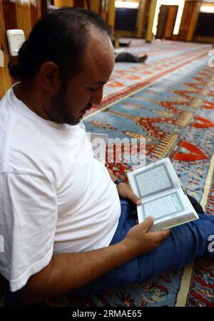 (140704) -- TRIPOLI, 4 juillet 2014(Xinhua) -- Un libyen lit le Coran dans une mosquée pendant le mois sacré du Ramadan à Tripoli, Libye, le 4 juillet 2014. (Xinhua/Hamza Turkia) LIBYE-TRIPOLI-RAMADAN-PRIÈRE PUBLICATIONxNOTxINxCHN Tripoli juillet 4 2014 XINHUA un libyen lit le Coran dans une mosquée pendant le mois sacré du Ramadan musulman à Tripoli Libye LE 4 2014 juillet XINHUA Hamza Turkia Libye Tripoli prière du Ramadan PUBLICATIONxNOTxINxCHN Banque D'Images