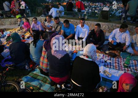 (140704) -- SARAJEVO, 4 juillet 2014 (Xinhua) -- les gens se rassemblent à Zuta Tabija à l'époque de l'Iftar dans la vieille ville de Sarajevo, Bosnie-Herzégovine, le 4 juillet 2014. Le Ramadan est le mois sacré pour les musulmans. (Xinhua/Haris Memija) BOSNIE-HERZÉGOVINE-SARAJEVO-RAMADAN-IFTAR PUBLICATIONxNOTxINxCHN Sarajevo juillet 4 2014 les célébrités XINHUA se réunissent À Zuta pendant l'Iftar dans la vieille ville de Sarajevo Bosnie-Herzégovine LE 4 2014 juillet Ramadan EST le mois Saint des célébrités musulmanes XINHUA Haris Bosnie-Herzégovine Sarajevo Ramadan Iftar PUBLICATIONxNOTxINxCHN Banque D'Images