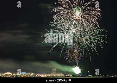 Les feux d'artifice explosent au-dessus de la Navy Pier à Chicago alors que les Américains célèbrent le 238e jour de l'indépendance le 4 juillet 2014. (Xinhua/Marcus DiPaola) US-CHICAGO-INDEPENDANCE DAY-FIREWORKS PUBLICATIONxNOTxINxCHN des feux d'ARTIFICE explosent au-dessus de la Navy Pier à Chicago alors que les Américains célèbrent le jour de l'indépendance LE 4 2014 juillet XINHUA Marcus U S Chicago Independence Day Fireworks PUBLICATIONxNOTxINxCHN Banque D'Images