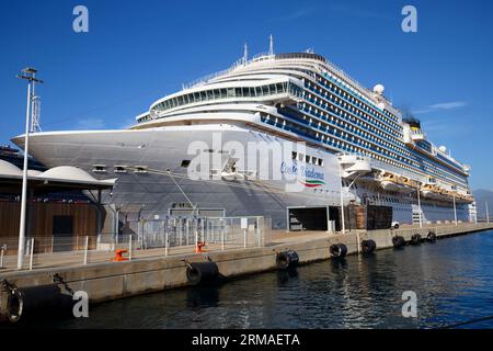 Costa Diadema, un bateau de croisière de classe Dream exploité par Costa Crociere, est amarré dans le port d'Ajaccio, Corse, France. Banque D'Images