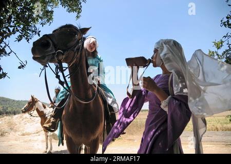 (140706) -- TIBÉRIADE (ISRAËL), 5 juillet 2014 (Xinhua) -- des membres israéliens de clubs de chevaliers, vêtus de costumes, prennent part à la reconstitution des cornes de la bataille de Hattin, de l'ancienne ville septentrionale de Tzipori aux cornes de Hattin près de Tibériade, dans le nord d'Israël, le 5 juillet 2014. Quelque 70 Israéliens, principalement d'origine russe, ont pris part à la cinquième reconstitution annuelle des cornes de la bataille de Hattin samedi, anniversaire de la bataille de 1187 qui a conduit à la chute de l'emprise chrétienne à Jérusalem et à la troisième croisade. Parrainé par le club Regnum Hierosolymitanum, un groupe qui effectue des reconstitutions historiques de Banque D'Images