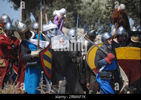 (140706) -- TIBÉRIADE (ISRAËL), 5 juillet 2014 (Xinhua) -- des membres israéliens de clubs de chevaliers, vêtus de costumes, prennent part à la reconstitution des cornes de la bataille de Hattin, de l'ancienne ville septentrionale de Tzipori aux cornes de Hattin près de Tibériade, dans le nord d'Israël, le 5 juillet 2014. Quelque 70 Israéliens, principalement d'origine russe, ont pris part à la cinquième reconstitution annuelle des cornes de la bataille de Hattin samedi, anniversaire de la bataille de 1187 qui a conduit à la chute de l'emprise chrétienne à Jérusalem et à la troisième croisade. Parrainé par le club Regnum Hierosolymitanum, un groupe qui effectue des reconstitutions historiques de Banque D'Images