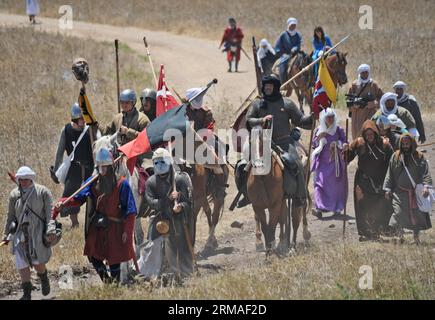 (140706) -- TIBÉRIADE (ISRAËL), 5 juillet 2014 (Xinhua) -- des membres israéliens de clubs de chevaliers, vêtus de costumes, prennent part à la reconstitution des cornes de la bataille de Hattin, de l'ancienne ville septentrionale de Tzipori aux cornes de Hattin près de Tibériade, dans le nord d'Israël, le 5 juillet 2014. Quelque 70 Israéliens, principalement d'origine russe, ont pris part à la cinquième reconstitution annuelle des cornes de la bataille de Hattin samedi, anniversaire de la bataille de 1187 qui a conduit à la chute de l'emprise chrétienne à Jérusalem et à la troisième croisade. Parrainé par le club Regnum Hierosolymitanum, un groupe qui effectue des reconstitutions historiques de Banque D'Images