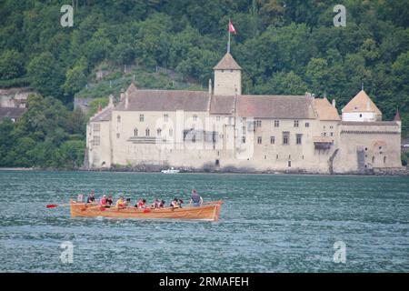 MONTREUX, 5 juillet 2014 (Xinhua) -- des gens rament un bateau devant le château de Chillon au bord du lac Léman, près de Montreux, en Suisse, le 5 juillet 2014. (Xinhua/Zhang Miao) (zjl) SUISSE-MONTREUX-CHILLON CHÂTEAU PUBLICATIONxNOTxINxCHN Montreux juillet 5 2014 célébrités XINHUA rament un bateau devant le château de Chillon AU bord du lac Léman près de Montreux Suisse LE 5 2014 juillet XINHUA Zhang Miao Suisse Château de Montreux PUBLICATIONxNOTxINxCHN Banque D'Images