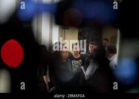 (140706) -- JÉRUSALEM, 6 juillet 2014 (Xinhua) -- Tariq Khdeir (C) est escorté par des gardiens de prison israéliens lors d'une comparution devant le tribunal de première instance de Jérusalem, le 6 juillet 2014. Le ministère israélien de la Justice a ouvert une enquête sur les allégations de passage à tabac d'un adolescent arabo-américain par des policiers paramilitaires lors d'affrontements à Jérusalem, a déclaré le ministère dans un communiqué dimanche. Une vidéo a fait surface sur Internet jeudi, montrant Tariq Khdeir, un américain de 15 ans d’origine palestinienne, roué de coups par deux policiers israéliens lors d’affrontements à Jérusalem-est. (XINHUA/JINI) MIDEAST-JÉRUSALEM Banque D'Images