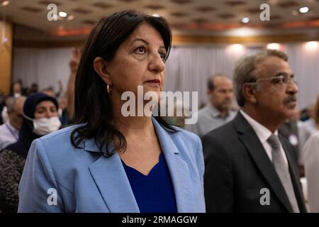 Ankara, Turquie. 27 août 2023. Les anciens co-présidents du HDP, Pervin Buldan (à gauche) et Mithat Sancar (à droite), observent une minute de silence durant l’événement. Le Parti démocratique du peuple (HDP) a tenu son 4e congrès extraordinaire. De nombreuses personnes ont assisté au congrès qui s'est tenu à Ankara. Sultan Ozcan et Cahit Kirkazak sont devenus les nouveaux coprésidents du parti politique kurde, contre lequel il y a également une affaire de fermeture. Crédit : SOPA Images Limited/Alamy Live News Banque D'Images