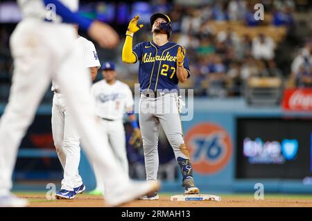 Willy Adames (24 ans), arrêt court des Milwaukee Brewers, célèbre après avoir frappé un double en quatrième manche lors d'un match de saison régulière entre les Milwaukee Brewers et les Los Angeles Dodgers, mardi 16 août 2023 à Los Angeles, CA. (Brandon Sloter/image of Sport) Banque D'Images