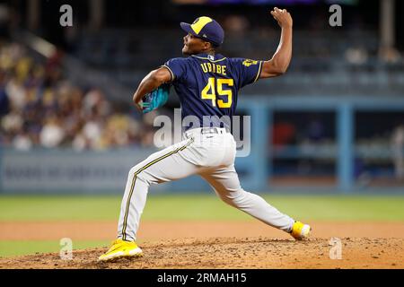 Le lanceur de secours des Milwaukee Brewers Abner Uribe (45) se lance dans la sixième manche lors d'un match de saison régulière entre les Milwaukee Brewers et les Los Angeles Dodgers, le mardi 16 août 2023 à Los Angeles, CA. (Brandon Sloter/image of Sport) Banque D'Images