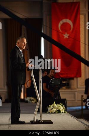 (140710) -- ISTANBUL, 10 juillet 2014 (Xinhua) -- le candidat turc à la présidence Ekmeleddin Ihsanoglu prononce un discours lors d'une conférence de presse à Istanbul, le 10 juillet 2014. Alors que la guerre sectaire entre sunnites et chiites s'intensifie dans le voisin turc, l'Irak, les candidats turcs à la présidence appellent à l'unité et à la solidarité lors de leurs campagnes publicitaires ici jeudi. (Xinhua/lu Zhe)(bxq) TURQUIE-ISTANBUL-CANDIDAT PRÉSIDENTIEL-IHSANOGLU PUBLICATIONxNOTxINxCHN Istanbul juillet 10 2014 le candidat turc à la présidence de XINHUA Ekmeleddin Ihsanoglu prononce un discours LORS D'une conférence de presse à Istanbul O. Banque D'Images