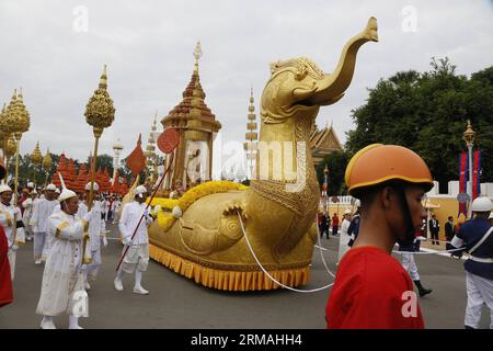 (140711) -- PHNOM PENH, 11 juillet 2014 (Xinhua) -- Un char en forme d'oiseau mythologique doré, portant 3 urnes contenant les cendres du défunt roi cambodgien Sihanouk, marche dans les rues de Phnom Penh, Cambodge, le 11 juillet 2014. Des milliers de personnes ont assisté à une procession religieuse vendredi matin pour y consacrer les restes du roi le plus vénéré du Cambodge, le Père Norodom Sihanouk, mort de maladie à Pékin en 2012. (Xinhua/Phearum) CAMBODGE-PHNOM PENH-SIHANOUK-PARADE PUBLICATIONxNOTxINxCHN Phnom Penh juillet 11 2014 XINHUA un oiseau mythologique doré flottant en forme de flotté portant 3 urnes contenant l'ASHE Banque D'Images