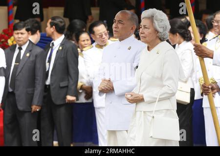 (140711) -- PHNOM PENH, 11 juillet 2014 (Xinhua) -- la Reine mère Norodom Monineath (droite, avant), épouse du défunt Roi du Cambodge, le Père Norodom Sihanouk, et son fils, l'actuel Roi Norodom Sihamoni (2e R, avant), assistent au défilé à Phnom Penh, Cambodge, le 11 juillet 2014. Des milliers de personnes ont assisté à une procession religieuse vendredi matin pour y consacrer les restes du roi le plus vénéré du Cambodge, le Père Norodom Sihanouk, mort de maladie à Pékin en 2012. (Xinhua/Phearum) CAMBODGE-PHNOM PENH-SIHANOUK-PARADE PUBLICATIONxNOTxINxCHN Phnom Penh juillet 11 2014 XINHUA Reine mère Norodom Monineath r FRO Banque D'Images