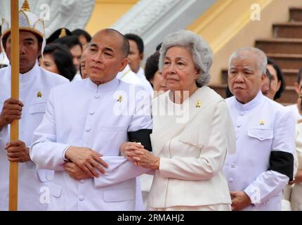 (140711) -- PHNOM PENH, 11 juillet 2014 (Xinhua) -- la Reine mère Norodom Monineath (à droite, devant), épouse du défunt Roi du Cambodge, le Père Norodom Sihanouk, et son fils, l'actuel Roi Norodom Sihamoni (à gauche), assistent au défilé à Phnom Penh, Cambodge, le 11 juillet 2014. Des milliers de personnes ont assisté à une procession religieuse vendredi matin pour y consacrer les restes du roi le plus vénéré du Cambodge, le Père Norodom Sihanouk, mort de maladie à Pékin en 2012. (Xinhua/Sovannara) CAMBODGE-PHNOM PENH-SIHANOUK-PARADE PUBLICATIONxNOTxINxCHN Phnom Penh juillet 11 2014 XINHUA Reine mère Norodom Monineath r Front Banque D'Images