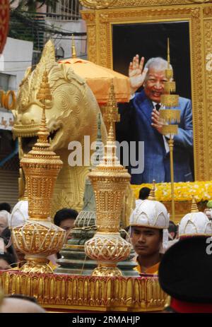 (140711) -- PHNOM PENH, 11 juillet 2014 (Xinhua) -- trois urnes en or et en marbre parsemées de diamants contenant les cendres du défunt roi Sihanouk du Cambodge défilent dans les rues de Phnom Penh, Cambodge, le 11 juillet 2014. Des milliers de personnes ont assisté à une procession religieuse vendredi matin pour y consacrer les restes du roi le plus vénéré du Cambodge, le Père Norodom Sihanouk, mort de maladie à Pékin en 2012. (Xinhua/Sovannara) CAMBODGE-PHNOM PENH-SIHANOUK-PARADE PUBLICATIONxNOTxINxCHN Phnom Penh juillet 11 2014 XINHUA trois urnes cloutées d'or et de marbre contenant le défunt roi cambodgien Sihanou Banque D'Images