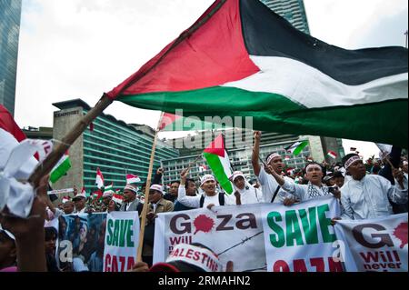 (140711) -- JAKARTA, 11 juillet 2014 (Xinhua) -- Messe de solidarité du peuple indonésien pour la Palestine crie des slogans lors d'un rassemblement pour soutenir et sauver la Palestine à Jakarta, Indonésie, le 11 juillet 2014. (Xinhua/VeriSanovri) INDONÉSIE-JAKARTA-PALESTINE SOLIDARITÉ-RASSEMBLEMENT PUBLICATIONxNOTxINxCHN Jakarta juillet 11 2014 Messe de célébrités indonésiennes solidarité pour la Palestine crient des slogans lors d'un rassemblement pour soutenir et sauver la Palestine à Jakarta Indonésie juillet 11 2014 XINHUA Indonésie Jakarta Palestine solidarité rassemblement PUBLICATIONxNOTxINxCHN Banque D'Images