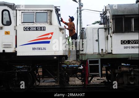 (140711) -- JAKARTA, 11 juillet 2014 (Xinhua) -- un ouvrier nettoie une locomotive en préparation du festival Eid al-Fitr dans une usine de maintenance à Jakarta, Indonésie, le 11 juillet 2014. Chaque année, le trafic indonésien atteint son apogée pendant la période de voyage, alors que des millions de personnes se rendent dans leur ville natale en avion, bateau, voiture ou moto pour célébrer le festival de l Aïd al-Fitr. (Xinhua/Zulkarnain) INDONÉSIE-JAKARTA-ENTRETIEN DE LOCOMOTIVE PUBLICATIONxNOTxINxCHN Jakarta juillet 11 2014 XINHUA un ouvrier nettoie une locomotive en préparation du festival du serment Al Fitr DANS une usine de maintenance de Jakarta Indonésie Jul Banque D'Images