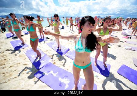 (140712) -- SANYA, 12 juillet 2014 (Xinhua) -- des gens interprètent la danse Zumba lors d'une énorme fête de bikini organisée sur l'île de Wuzhizhou à Sanya, dans la province de Hainan du sud de la Chine, le 12 juillet 2014. (Xinhua/Guo Cheng)(wjq) CHINA-HAINAN-SANYA-SEASIDE-BIKINI FESTIVAL (CN) PUBLICATIONxNOTxINXCHN Sanya juillet 12 2014 des célébrités XINHUA interprètent la danse Zumba lors d'une énorme fête de bikini Party Hero AU Wuzhizhou Islande à Sanya South China S Hainan province de Hainan juillet 12 2014 juillet 20XINKINI province de Sanya SexCNO Banque D'Images