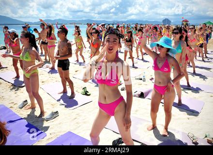 (140712) -- SANYA, 12 juillet 2014 (Xinhua) -- des gens interprètent Zumba lors d'une énorme soirée de bikini organisée sur l'île de Wuzhizhou à Sanya, dans la province de Hainan du sud de la Chine, le 12 juillet 2014. (Xinhua/Guo Cheng)(wjq) CHINA-HAINAN-SANYA-SEASIDE-BIKINI FESTIVAL (CN) PUBLICATIONxNOTxINxCHN Sanya juillet 12 2014 des célébrités XINHUA interprètent Zumba lors d'une énorme fête de bikini AU Wuzhizhou Islande à Sanya South China S Hainan province de Hainan juillet 12 2014 XINHANYA SEBLICATXINXPUTXINXINXINXNOCN Banque D'Images