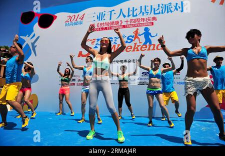 (140712) -- SANYA, 12 juillet 2014 (Xinhua) -- le chanteur pop Edell (C) prend la tête d'une danse lors d'un festival de bikini en bord de mer sur l'île de Wuzhizhou à Sanya, dans la province de Hainan du sud de la Chine, le 12 juillet 2014. (Xinhua/Guo Cheng) (lmm) CHINA-HAINAN-SANYA-SEASIDE-BIKINI FESTIVAL (CN) PUBLICATIONxNOTxINxCHN Sanya juillet 12 2014 XINHUA Pop Singer C prend la tête d'une danse lors d'un festival de bikini en bord de mer À Wuzhizhou Islande de Sanya Chine du Sud S province de Hainan juillet 12 2014 XINHUA Guo Cheng lmm Chine Hainan Festival de bikini en bord de mer Banque D'Images
