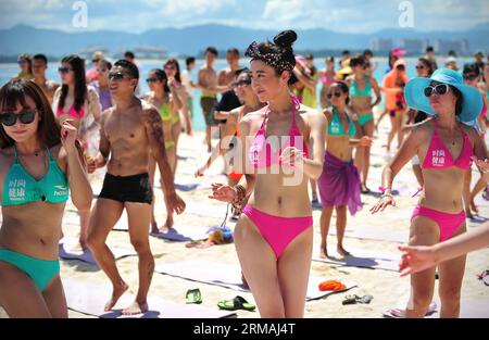 (140712) -- SANYA, 12 juillet 2014 (Xinhua) -- des gens interprètent la danse Zumba lors d'une énorme fête de bikini organisée sur l'île de Wuzhizhou à Sanya, dans la province de Hainan du sud de la Chine, le 12 juillet 2014. (Xinhua/Guo Cheng)(wjq) CHINA-HAINAN-SANYA-SEASIDE-BIKINI FESTIVAL (CN) PUBLICATIONxNOTxINXCHN Sanya juillet 12 2014 des célébrités XINHUA interprètent la danse Zumba lors d'une énorme fête de bikini Party Hero AU Wuzhizhou Islande à Sanya South China S Hainan province de Hainan juillet 12 2014 juillet 20XINKINI province de Sanya SexCNO Banque D'Images
