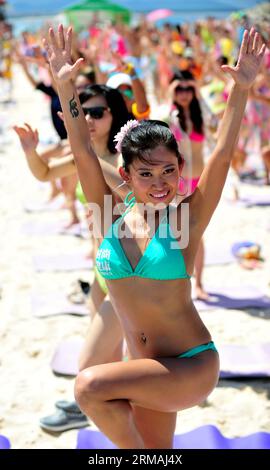 (140712) -- SANYA, 12 juillet 2014 (Xinhua) -- des gens interprètent une danse Zumba lors d'un festival de bikini en bord de mer sur l'île de Wuzhizhou à Sanya, dans la province de Hainan du sud de la Chine, le 12 juillet 2014. (Xinhua/Guo Cheng) (lmm) CHINA-HAINAN-SANYA-SEASIDE-BIKINI FESTIVAL (CN) PUBLICATIONxNOTxINxCHN Sanya juillet 12 2014 des célébrités de XINHUA interprètent une danse de zumba lors d'un festival de bikini en bord de mer À Wuzhizhou Islande de Sanya Sud Chine S province de Hainan July 12 2014 juillet XINOBLI Guo Cheng lmm China Hainan Festival de Hainan SEXIONXINXIONN Banque D'Images