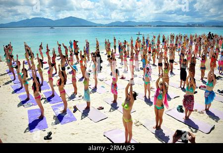 (140712) -- SANYA, 12 juillet 2014 (Xinhua) -- des gens pratiquent le yoga lors d'un festival de bikini en bord de mer sur l'île de Wuzhizhou à Sanya, dans la province de Hainan du sud de la Chine, le 12 juillet 2014. (Xinhua/Guo Cheng) (lmm) CHINA-HAINAN-SANYA-SEASIDE-BIKINI FESTIVAL (CN) PUBLICATIONxNOTxINxCHN Sanya juillet 12 2014 XINHUA célébrités pratiquent le yoga lors d'un festival de bikini en bord de mer À Wuzhizhou Islande de Sanya South China S province de Hainan juillet 12 2014 XINHUA Guo Cheng lmm China Seaside bikini Festival Banque D'Images