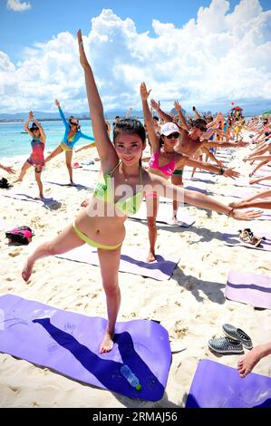 (140712) -- SANYA, 12 juillet 2014 (Xinhua) -- des gens pratiquent le yoga lors d'un festival de bikini en bord de mer sur l'île de Wuzhizhou à Sanya, dans la province de Hainan du sud de la Chine, le 12 juillet 2014. (Xinhua/Guo Cheng) (lmm) CHINA-HAINAN-SANYA-SEASIDE-BIKINI FESTIVAL (CN) PUBLICATIONxNOTxINxCHN Sanya juillet 12 2014 XINHUA célébrités pratiquent le yoga lors d'un festival de bikini en bord de mer À Wuzhizhou Islande de Sanya South China S province de Hainan juillet 12 2014 XINHUA Guo Cheng lmm China Seaside bikini Festival Banque D'Images