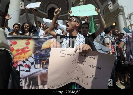 (140713) -- ALGER, 12 juillet 2014 (Xinhua) -- des Algériens crient des slogans lors d'une manifestation contre les attaques israéliennes sur la bande de Gaza, à Alger, Algérie, le 12 juillet 2014. Au cours des dernières 24 heures, Israël a frappé environ 158 sites dans la bande de Gaza, a indiqué un communiqué de l’armée. Les derniers raids aériens ont porté le nombre de morts à Gaza à au moins 128, selon le Centre Al-Mezan pour les droits de l'homme basé à Gaza. Quelque 635 maisons ont été détruites ou endommagées, a déclaré Al-Mezan dans un communiqué. (Xinhua) (zjl) ALGERIA-ALGER-PROTEST-ISRAEL PUBLICATIONxNOTxINxCHN Alger juillet 12 2014 XINHUA algérien crie des slogans pendant Banque D'Images