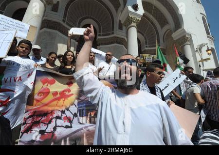 (140713) -- ALGER, 12 juillet 2014 (Xinhua) -- des Algériens crient des slogans lors d'une manifestation contre les attaques israéliennes sur la bande de Gaza, à Alger, Algérie, le 12 juillet 2014. Au cours des dernières 24 heures, Israël a frappé environ 158 sites dans la bande de Gaza, a indiqué un communiqué de l’armée. Les derniers raids aériens ont porté le nombre de morts à Gaza à au moins 128, selon le Centre Al-Mezan pour les droits de l'homme basé à Gaza. Quelque 635 maisons ont été détruites ou endommagées, a déclaré Al-Mezan dans un communiqué. (Xinhua) (zjl) ALGERIA-ALGER-PROTEST-ISRAEL PUBLICATIONxNOTxINxCHN Alger juillet 12 2014 XINHUA algérien crie des slogans pendant Banque D'Images
