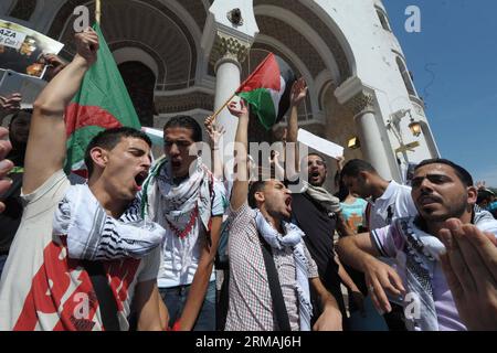 (140713) -- ALGER, 12 juillet 2014 (Xinhua) -- des Algériens crient des slogans lors d'une manifestation contre les attaques israéliennes sur la bande de Gaza, à Alger, Algérie, le 12 juillet 2014. Au cours des dernières 24 heures, Israël a frappé environ 158 sites dans la bande de Gaza, a indiqué un communiqué de l’armée. Les derniers raids aériens ont porté le nombre de morts à Gaza à au moins 128, selon le Centre Al-Mezan pour les droits de l'homme basé à Gaza. Quelque 635 maisons ont été détruites ou endommagées, a déclaré Al-Mezan dans un communiqué. (Xinhua) (zjl) ALGERIA-ALGER-PROTEST-ISRAEL PUBLICATIONxNOTxINxCHN Alger juillet 12 2014 XINHUA algérien crie des slogans pendant Banque D'Images