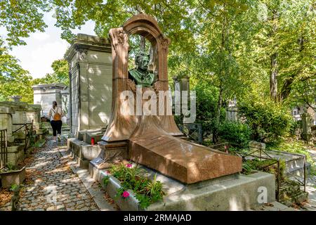 Cénotaphe de l'écrivain français Emile Zola, dans le monumental cimetière de Montmartre, construit au début du 19e siècle, quartier de Montmartre, Paris, France Banque D'Images