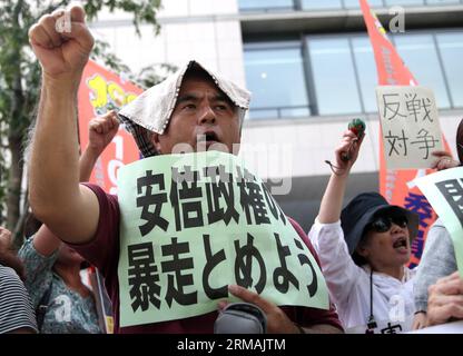 (140714) -- TOKYO, 14 juillet 2014 (Xinhua) -- les gens prennent part à une manifestation contre le leader conservateur japonais Shinzo Abe et sa décision de lever l'interdiction de l'autodéfense collective, près du bâtiment de la Diète à Tokyo, Japon, le 14 juillet 2014. Environ quatre cents manifestants japonais ont pris part à la manifestation lundi, alors que le Parlement japonais lançait une session spéciale visant la décision du Cabinet Abe sur la légitime défense collective. (Xinhua/Liu Tian) (zw) JAPON-TOKYO-MANIFESTATION PUBLICATIONxNOTxINxCHN Tokyo juillet 14 2014 des célébrités XINHUA prennent part à une manifestation contre Japan S Conservati Banque D'Images