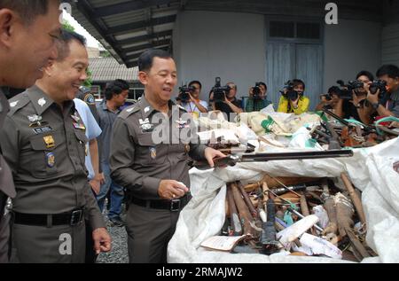 (140714) -- BANGKOK, 14 juillet 2014 (Xinhua) -- le général Watcharapol Prasarnrajkit (3e L) regarde de vieux fusils exposés dans des sacs avant d'être détruits dans un bureau d'armement de la police à Bangkok, Thaïlande, le 14 juillet 2014. Au total, 34 350 armes qui ont été saisies par des ordonnances de la cour entre 2000-2013 seront détruites lors d'une cérémonie mardi. (Xinhua/Rachen Sageamsak) FUSILS THAÏLANDE-BANGKOK VIEUX PUBLICATIONxNOTxINxCHN Bangkok juillet 14 2014 le chef de la police nationale par intérim Gen 3rd l de XINHUA regarde DE vieux fusils exposés dans des sacs avant d'être détruits dans un bureau d'armement de la police Banque D'Images