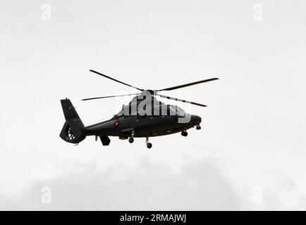 (140714) -- PHNOM PENH, 14 juillet 2014 (Xinhua) -- Un hélicoptère plane au-dessus d'un étang où un hélicoptère militaire s'est écrasé dans le district de Dangkor à la périphérie de Phnom Penh, Cambodge, le 14 juillet 2014. Un hélicoptère militaire cambodgien s'est écrasé lundi matin à la périphérie de Phnom Penh, la capitale du Cambodge, au cours d'une mission d'entraînement, tuant 5 officiers militaires et en blessant grièvement un, ont indiqué de hauts responsables. (Xinhua/Sovannara) CAMBODGE-PHNOM PENH-HÉLICOPTÈRE MILITAIRE CRASH PUBLICATIONxNOTxINxCHN Phnom Penh juillet 14 2014 XINHUA hélicoptère au-dessus d'un étang où un hélicoptère militaire s'est écrasé i Banque D'Images