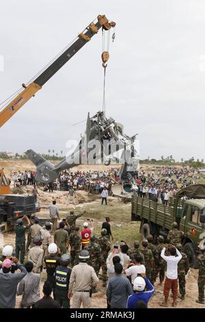 (140714) -- PHNOM PENH, 14 juillet 2014 (Xinhua) -- Une grue récupère l'épave d'un hélicoptère militaire écrasé dans une carrière remplie d'eau dans le district de Dangkor à Phnom Penh, Cambodge, le 14 juillet 2014. Un hélicoptère militaire cambodgien s'est écrasé dans la banlieue de Phnom Penh lundi matin, tuant cinq militaires et grièvement blessés l'un l'autre, a confirmé un haut responsable de la police. (Xinhua/Phearum) CAMBODGE-PHNOM PENH-MILITAIRE HÉLICOPTÈRE-CRASH PUBLICATIONxNOTxINxCHN Phnom Penh juillet 14 2014 XINHUA grue l'épave d'un hélicoptère militaire écrasé dans une carrière remplie d'eau dans le district de Dangkor à P Banque D'Images