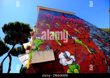 (140715) -- ROME, 15 juillet 2014 (Xinhua) -- une photo prise le 15 juillet montre la fresque murale créée par le muraliste espagnol Liqen dans la communauté de San Basilio à Rome, en Italie. Rome, la capitale italienne, a lancé un projet visant à transformer la ville en centre des arts de la rue. Le muraliste de rue espagnol Liqen et le muraliste de rue italien Agostino Iacurci ont terminé des peintures murales sur quatre façades de la communauté de San Basilio à la périphérie orientale de Rome. D'autres quartiers de Rome seront décorés à l'avenir. (Xinhua/Xu Nizhi) (djj) ITALIE-ROME-STREET ART-MURAL PUBLICATIONxNOTxINxCHN Rome juillet 15 2014 XINHUA photo prise LE 15 juillet SH Banque D'Images