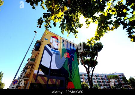 (140715) -- ROME, 15 juillet 2014 (Xinhua) -- une photo prise le 15 juillet montre la fresque murale créée par le muraliste italien Agostino Iacurci dans la communauté de San Basilio à Rome, en Italie. Rome, la capitale italienne, a lancé un projet visant à transformer la ville en centre des arts de la rue. Le muraliste de rue espagnol Liqen et le muraliste de rue italien Agostino Iacurci ont terminé des peintures murales sur quatre façades de la communauté de San Basilio à la périphérie orientale de Rome. D'autres quartiers de Rome seront décorés à l'avenir. (Xinhua/Xu Nizhi) (djj) ITALIE-ROME-STREET ART-MURAL PUBLICATIONxNOTxINxCHN Rome juillet 15 2014 XINHUA photo prise LE Banque D'Images