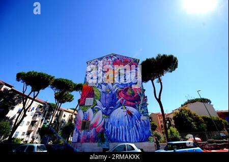(140715) -- ROME, 15 juillet 2014 (Xinhua) -- une photo prise le 15 juillet montre la fresque murale créée par le muraliste espagnol Liqen dans la communauté de San Basilio à Rome, en Italie. Rome, la capitale italienne, a lancé un projet visant à transformer la ville en centre des arts de la rue. Le muraliste de rue espagnol Liqen et le muraliste de rue italien Agostino Iacurci ont terminé des peintures murales sur quatre façades de la communauté de San Basilio à la périphérie orientale de Rome. D'autres quartiers de Rome seront décorés à l'avenir. (Xinhua/Xu Nizhi) (djj) ITALIE-ROME-STREET ART-MURAL PUBLICATIONxNOTxINxCHN Rome juillet 15 2014 XINHUA photo prise LE 15 juillet SH Banque D'Images