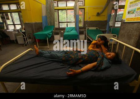 KATMANDOU, 15 juillet 2014 (Xinhua) -- Lalita Shrestha, une fillette de 15 ans, est allongée sur un lit d'hôpital après avoir été mordue par un serpent à l'hôpital Teku de Katmandou, Népal, le 15 juillet 2014. Le nombre de personnes souffrant de morsures de serpents dans le pays a augmenté cette année, passant de 248 victimes à 420. (Xinhua/Sunil Sharma) (dzl) NÉPAL-KATMANDOU-SNAKE MORDS PATIENTS-AUGMENTER PUBLICATIONxNOTxINxCHN Katmandou juillet 15 2014 XINHUA Lalita Shrestha une fille de 15 ans se trouve SUR un lit d'hôpital après avoir été interrogé par un serpent À l'hôpital de Katmandou Népal juillet 15 2014 le nombre de célébrités souffrant de MORSURES de serpent Banque D'Images