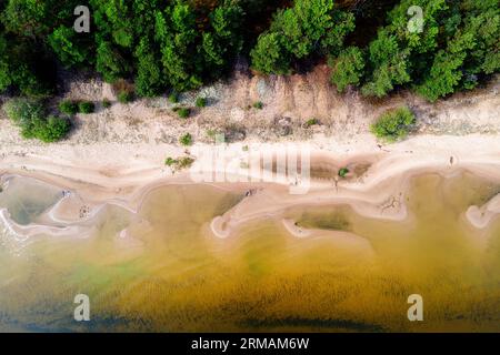 Vue aérienne d'une belle plage de sable Kauksi sur le lac Peipus en Estonie, Banque D'Images