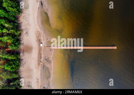 Vue aérienne d'une belle jetée en bois et plage de sable sur la plage Kauksi sur le lac Peipus en Estonie, Banque D'Images