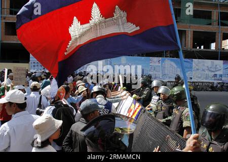 (140716) -- PHNOM PENH, 16 juillet 2014 (Xinhua) -- des partisans de l'opposition se réunissent devant le tribunal municipal de Phnom Penh pour demander la libération de cinq députés de l'opposition cambodgienne élus à Phnom Penh, Cambodge, le 16 juillet 2014. Cinq députés élus de l'opposition cambodgienne ont été arrêtés et traduits en justice mercredi après une manifestation violente qui a fait des dizaines de blessés, a déclaré un haut responsable. (Xinhua/Sovannara)(dzl) CAMBODGE-PHNOM PENH-PROCÈS-MANIFESTATION VIOLENTE PUBLICATIONxNOTxINxCHN Phnom Penh juillet 16 2014 Gathe partisans de l'opposition XINHUA Banque D'Images