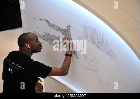 (140716) -- SINGAPOUR, 16 juillet 2014 (Xinhua) -- l'artiste autiste britannique Stephen Wiltshire dessine le premier jour de son apparition au Paragon Shopping Centre de Singapour, le 16 juillet 2014. Singapore Press Holdings (SPH) a invité Stephen Wiltshire à dresser un panorama de Singapour mercredi. (Xinhua/puis Chih Wey) SINGAPORE-ARTIST-STEPHEN WILTSHIRE PUBLICATIONxNOTxINxCHN Singapour juillet 16 2014 XINHUA Britain S Autistic artiste Stephen Wiltshire dessine le premier jour de son apparition au Singapore S Paragon Shopping Centre juillet 16 2014 Singapore Press Holdings SPH a invité Stephen Wiltshire à Dra Banque D'Images