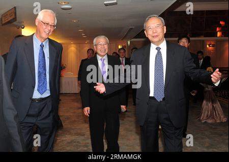 (140716) -- SINGAPOUR, 16 juillet 2014 (Xinhua) -- Goh Chok Tong, ministre émérite de Singapour (à gauche), Chua Thian Poh (C), président de la Fédération singapourienne des associations de clans chinois, et Zeng Peiyan, ancien vice-premier ministre chinois et vice-président du Boao Forum for Asia (BFA), assistent au dîner du Boao Forum for Asia à Singapour le 16 juillet 2014. (Xinhua/Then Chih Wey)(zhf) SINGAPORE-BOAO FORUM FOR ASIA-DINNER PUBLICATIONxNOTxINxCHN Singapour juillet 16 2014 XINHUA Singapour S Emeritus Ministres Goh Chok Tong le Président de la Fédération singapourienne des associations de clans Chua T. Banque D'Images