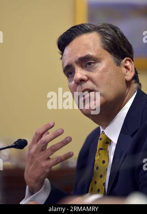 (140716) -- WASHINGTON D.C., 16 juillet 2014 (Xinhua) -- Jonathan Turley, professeur de droit d'intérêt public à la faculté de droit de l'Université George Washington, témoigne lors d'une audience du Comité des règles de la Chambre au Capitol Hill à Washington D.C., États-Unis, le 16 juillet 2014. Le comité a entendu un témoignage sur le procès intenté par le président de la Chambre des représentants des États-Unis John Boehner contre le président Obama pour abus des pouvoirs exécutifs.(Xinhua/Yin Bogu) US-WASHINGTON D.C.-PROCÈS-PRÉSIDENT-OBAMA PUBLICATIONxNOTxINxCHN Washington D C juillet 16 2014 XINHUA Jonathan Turley Professeur de droit d'intérêt public À la Geor Banque D'Images