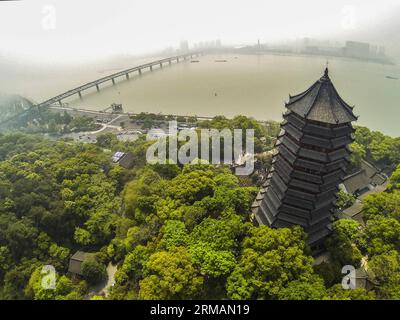 Une photo aérienne prise le 10 avril 2014 montre la pagode Liuhe près du pont de la rivière Qiantang à Hangzhou, capitale de la province du Zhejiang de l est de la Chine. (Xinhua/Xu Yu) (hpj) CHINA-HANGZHOU-SCENERY(CN) PUBLICATIONxNOTxINxCHN photo aérienne prise LE 10 2014 avril montre la pagode près du pont de la rivière Qiantang à Hangzhou capitale de la Chine orientale S Zhejiang province XINHUA Xu Yu Chine Hangzhou Scendre CN PUBLICATIONxNOTxINxCHN Banque D'Images