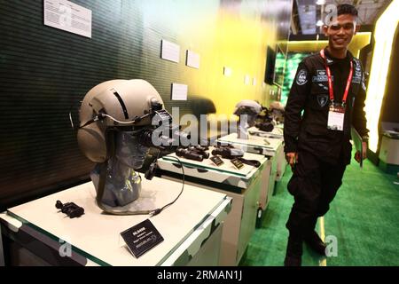 (140717) -- PASAY, 17 juillet 2014 (Xinhua) -- Un membre de l'armée de l'air philippine examine un système de vision nocturne pour aviateurs lors de l'exposition sur la défense et la sécurité en Asie (ADAS) 2014 à Pasay City, aux Philippines, le 17 juillet 2014. Plus de 80 délégués de divers pays et régions participent à l'ADAS 2014 du 16 au 18 juillet. (Xinhua/Rouelle Umali) PHLIPPINES-PASAY-EXPOSITION ASIATIQUE sur la défense ET LA SÉCURITÉ PUBLICATIONxNOTxINxCHN Pasay juillet 17 2014 XINHUA un membre de l'armée de l'air philippine EXAMINE un système de vision nocturne pour les aviateurs pendant l'ADA de défense et de sécurité asiatique Banque D'Images