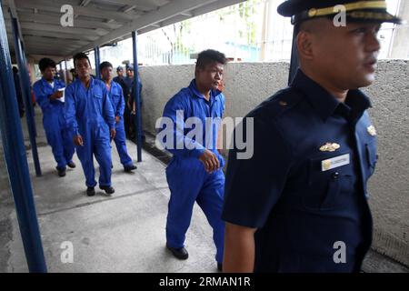 (140717) -- MANILLE, 17 juillet 2014 (Xinhua) -- Un membre de la Garde côtière philippine (PCG) dirige les quatre pêcheurs philippins secourus à l'intérieur du quartier général du PCG à Manille, aux Philippines, le 17 juillet 2014. L'équipage du navire chinois MV Pacific Pioneer, qui venait de Hong Kong (Chine), a secouru les quatre pêcheurs philippins qui étaient en mer pendant deux jours après que leur navire ait été submergé par le vent fort apporté par le typhon Rammasun. (Xinhua/Rouelle Umali) PHILIPPINES-MANILLE PÊCHEURS SECOURUS PUBLICATIONxNOTxINxCHN Manille juillet 17 2014 XINHUA, membre de la Garde côtière philippine, dirige le PCG Banque D'Images