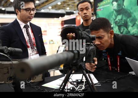 (140717) -- PASAY, 17 juillet 2014 (Xinhua) -- un membre de l'armée de l'air philippine regarde un fusil de sniper lors de l'exposition 2014 sur la défense et la sécurité en Asie (ADAS) à Pasay City, aux Philippines, le 17 juillet 2014. Plus de 80 délégués de divers pays et régions participent à l'ADAS 2014 du 16 au 18 juillet. (Xinhua/Rouelle Umali) PHLIPPINES-PASAY-EXPOSITION ASIATIQUE de défense ET DE SÉCURITÉ PUBLICATIONxNOTxINxCHN Pasay juillet 17 2014 XINHUA un membre de l'armée de l'air philippine regarde un fusil de sniper lors de l'exposition asiatique de défense et de sécurité ADAS 2014 à Pasay City le Phil Banque D'Images